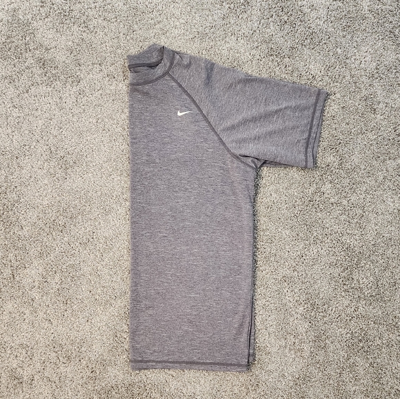 LIKE NEW - Grey Men's Nike Dri-fit UPF 40 T-shirt - Size XL - Picture 4 of 7